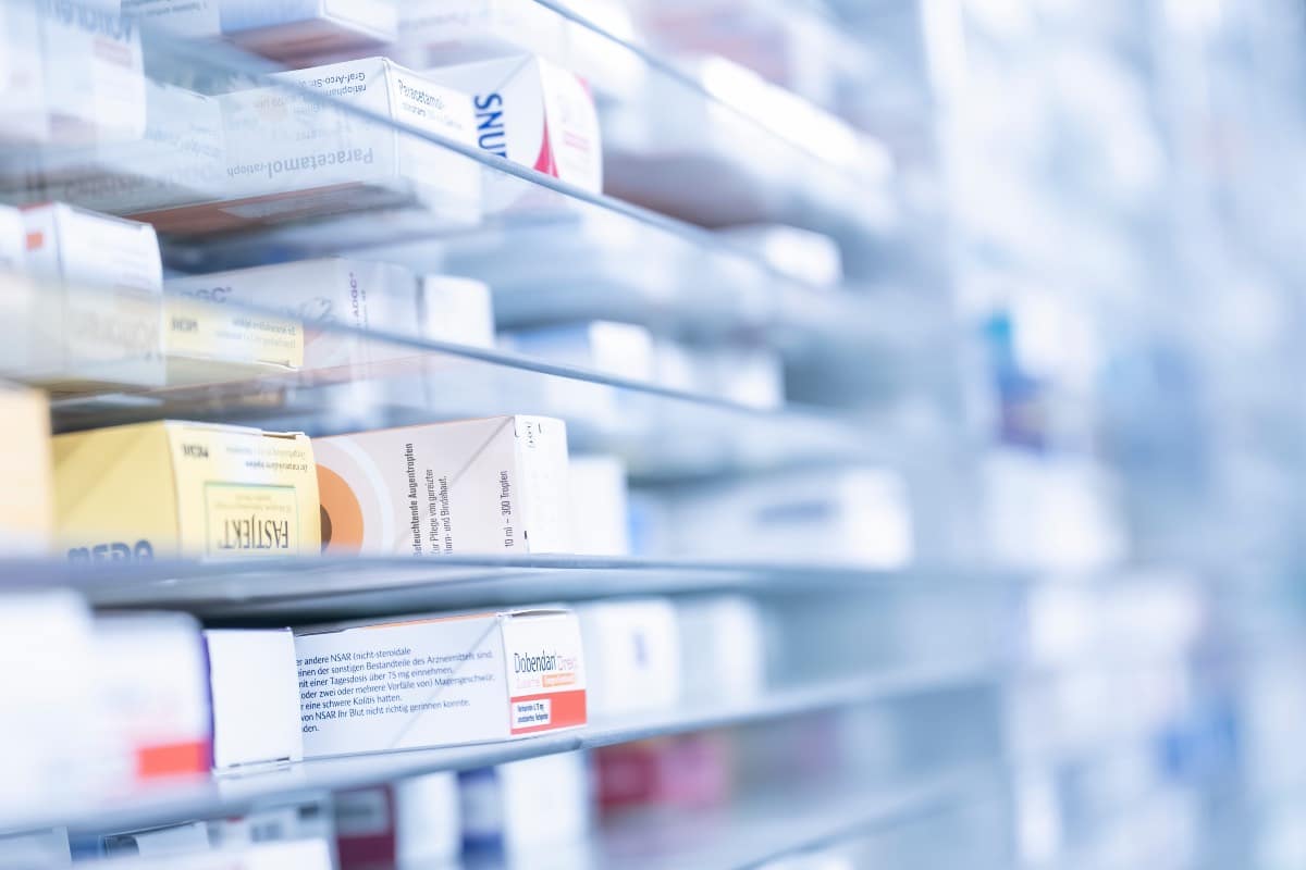 medicaments stockes sur une etagere dune pharmacie