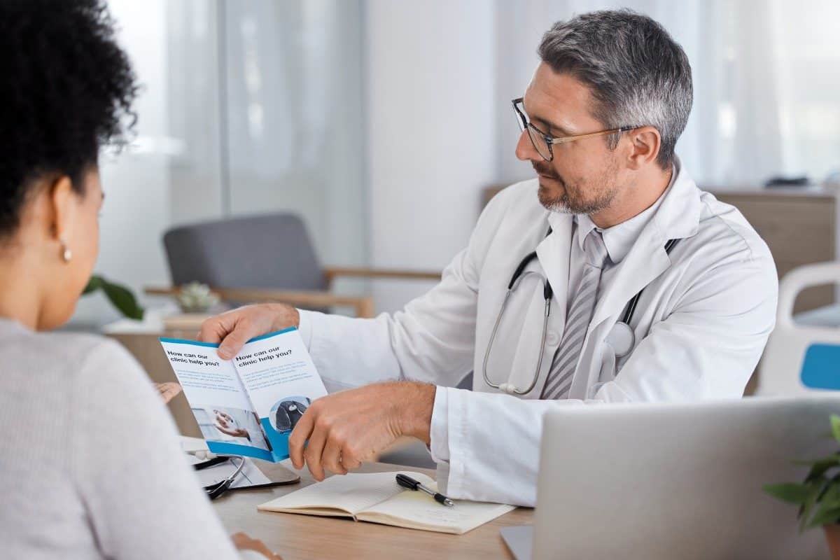 médecin qui montre à son patient une brochure d'information